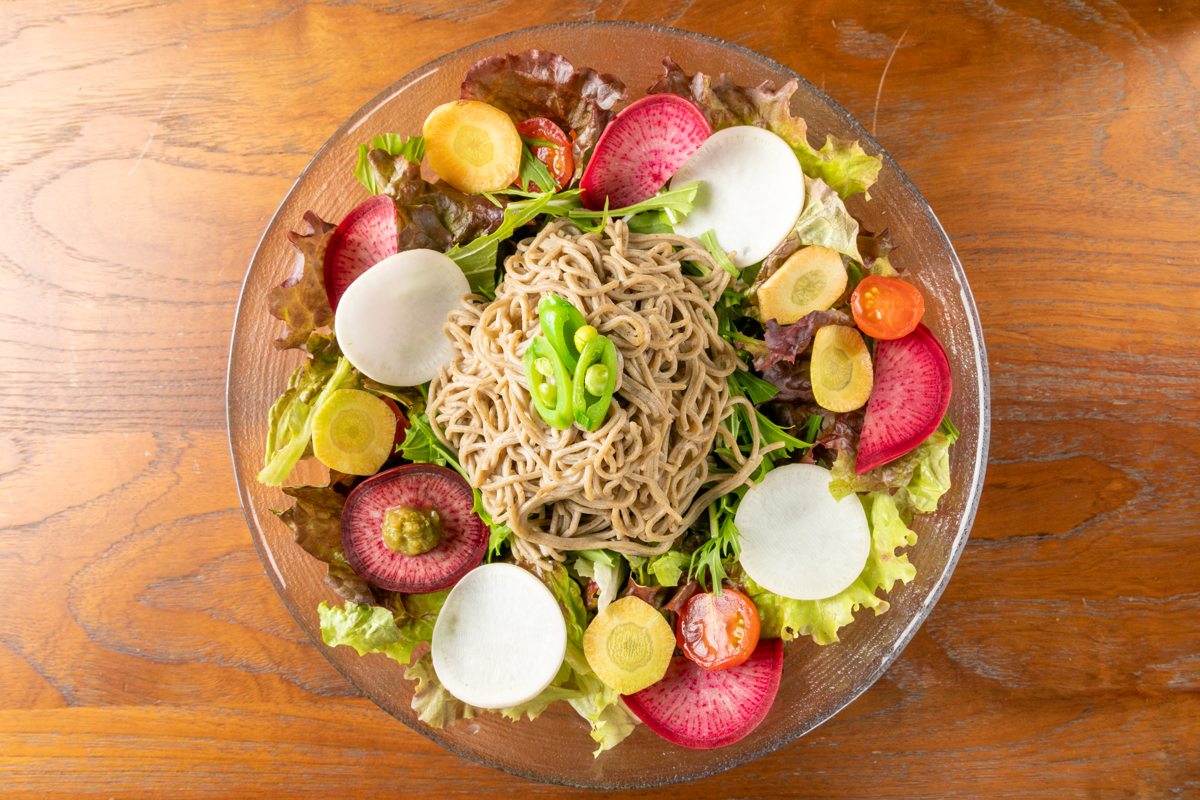 オリジナルつゆでいただく色鮮やかな「サラダ蕎麦」1400円