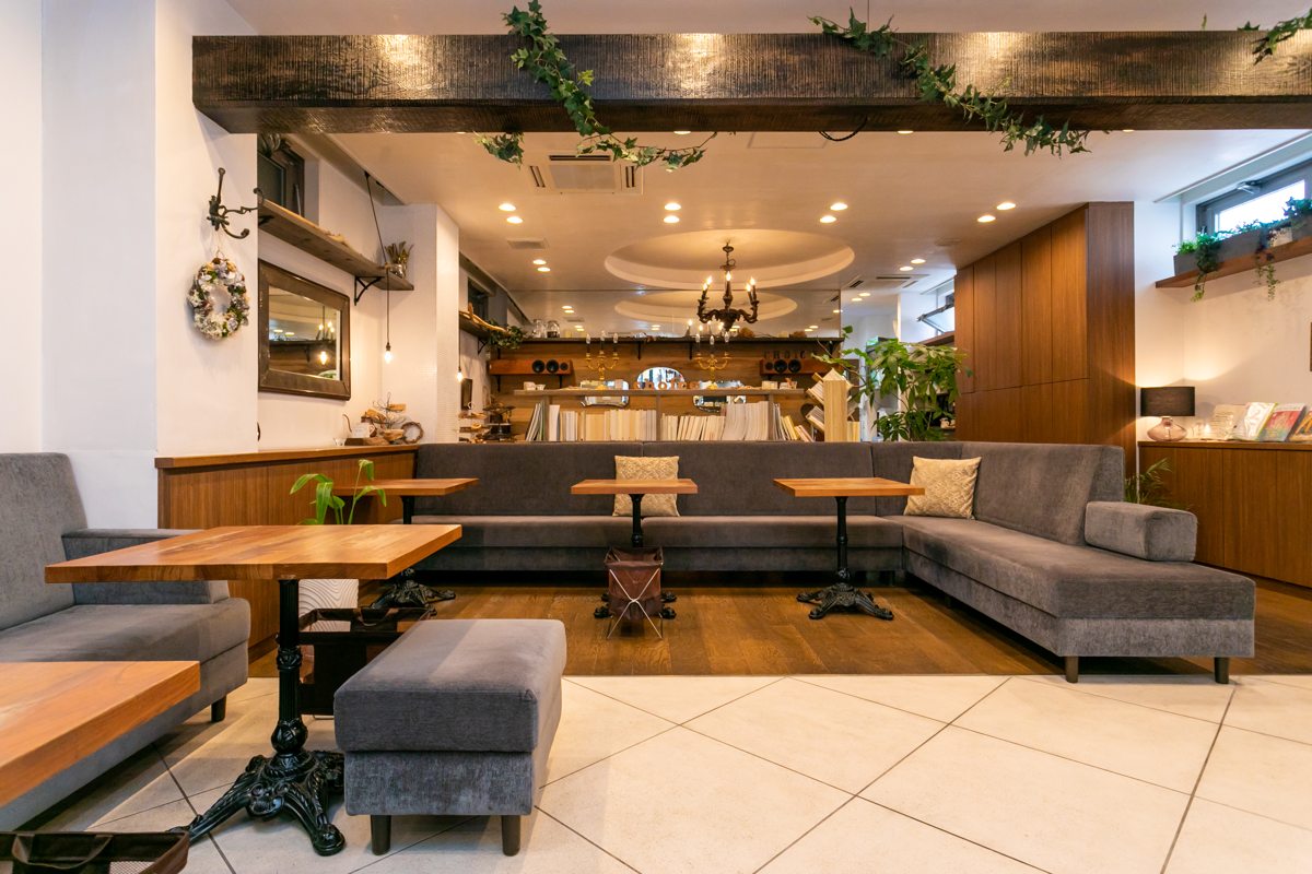 店内はテーブルの間隔も広めで、ゆったりくつろげそう