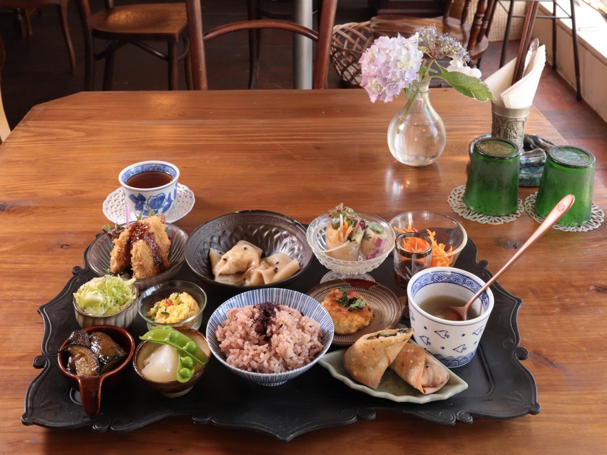「平和的ごはんプレート」1800円は玄米ご飯、スープ、主菜・副菜の小鉢、ジャスミンティー付