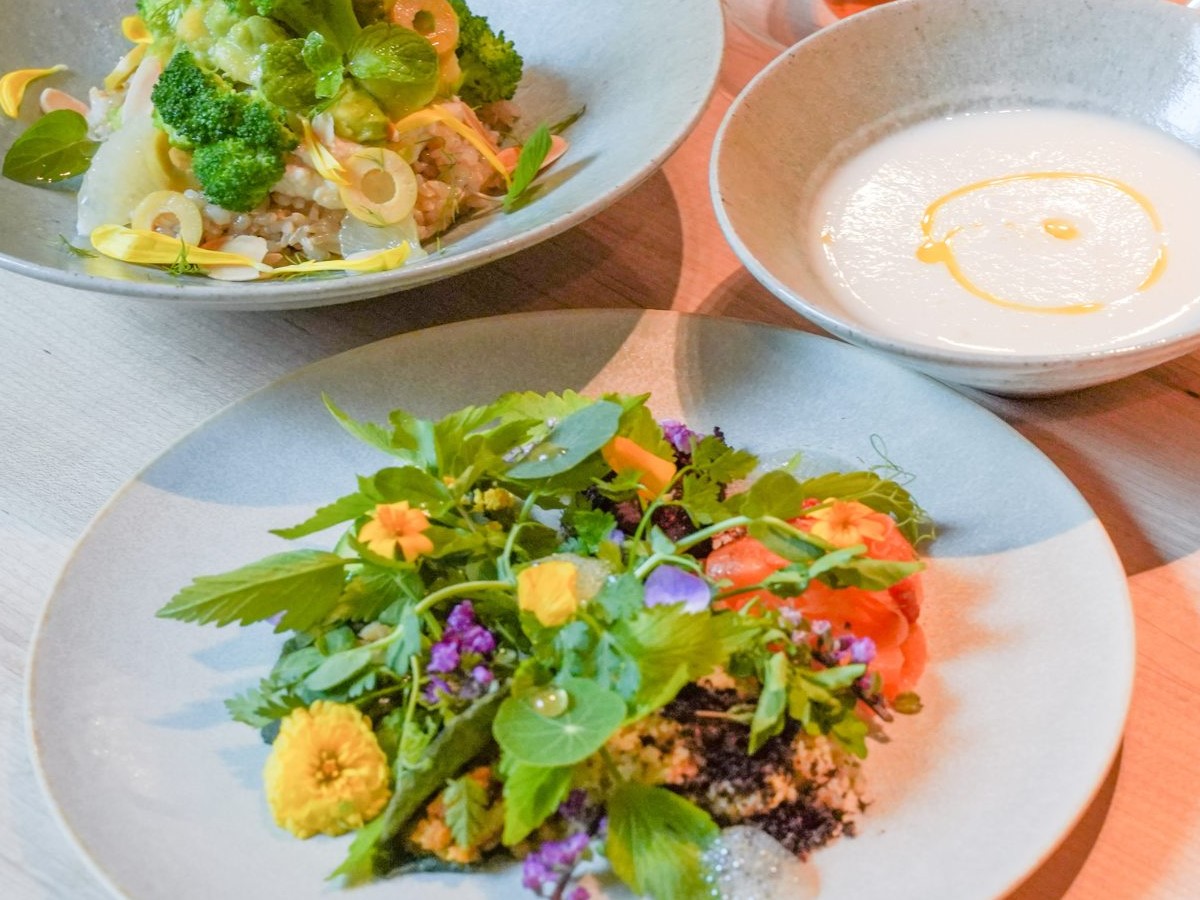 スープ、ハーバル八寸、温料理、デザート、ドリンクが付く「ハーバルランチ」2500円～