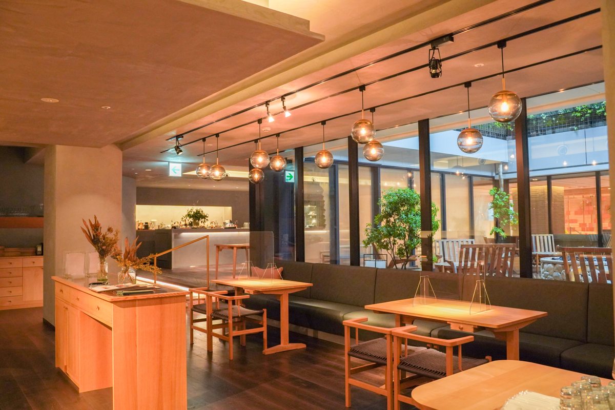 店内の中心には中庭があり、開放的な空間に