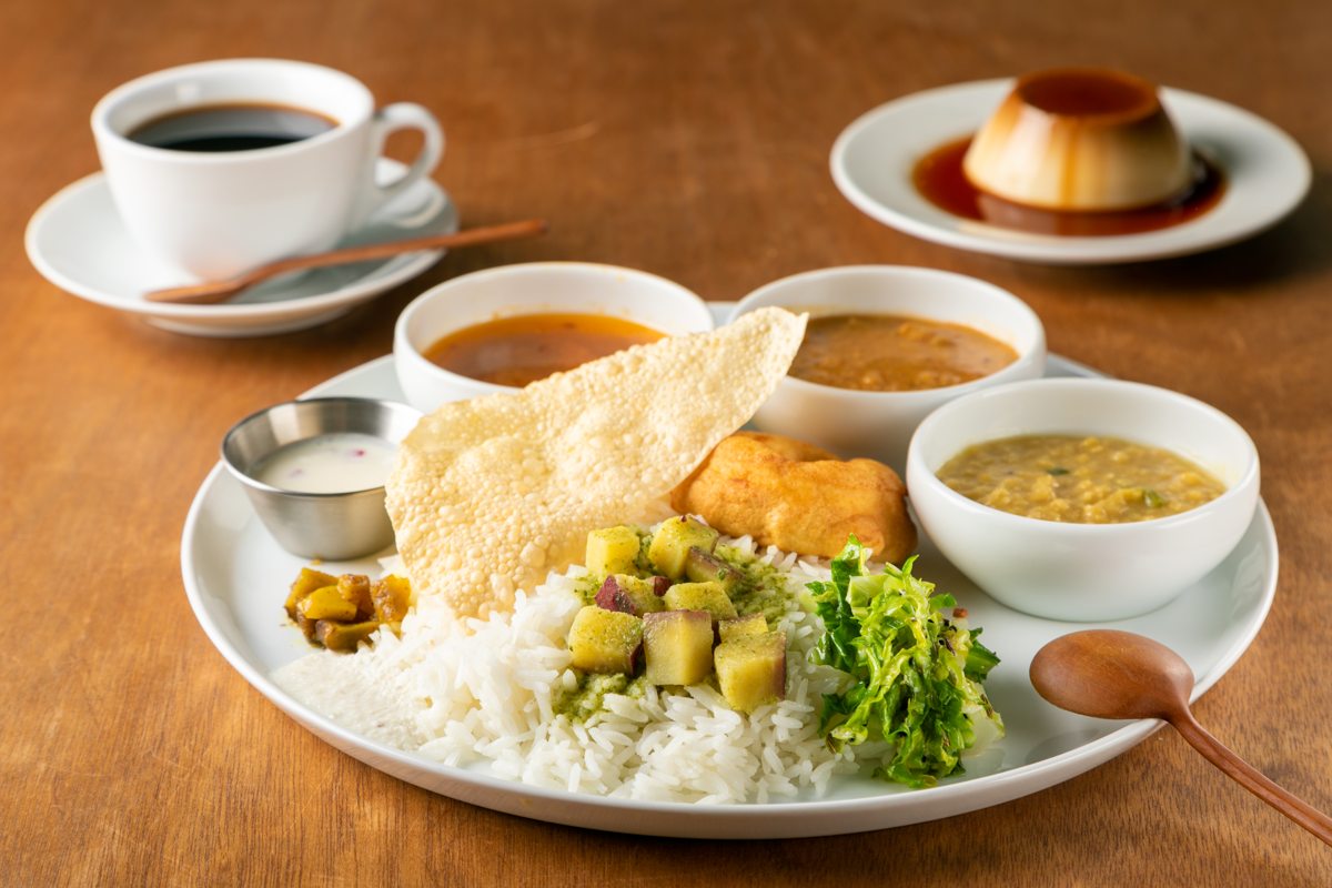 「南インドスペシャルミールス」1320円、「カスタードプリン」550円、「山食音オーガニックコーヒー」550円