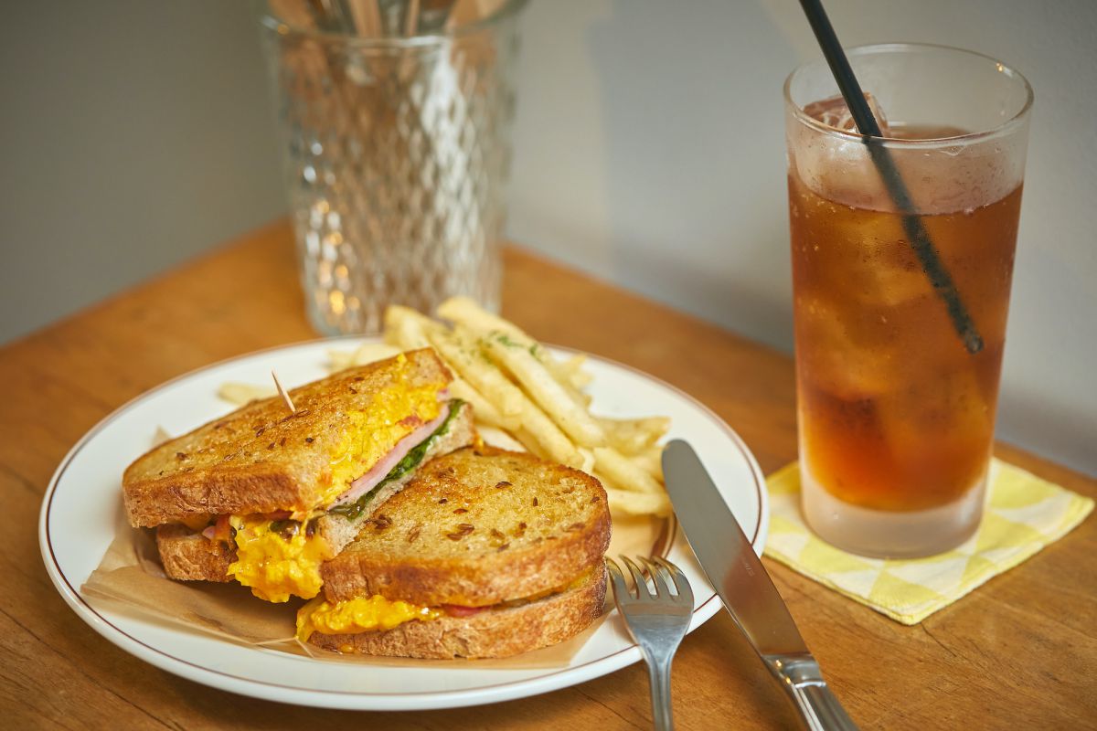 ピリ辛！エスニックオムレツサンド900円、辛口ジンジャエール400円