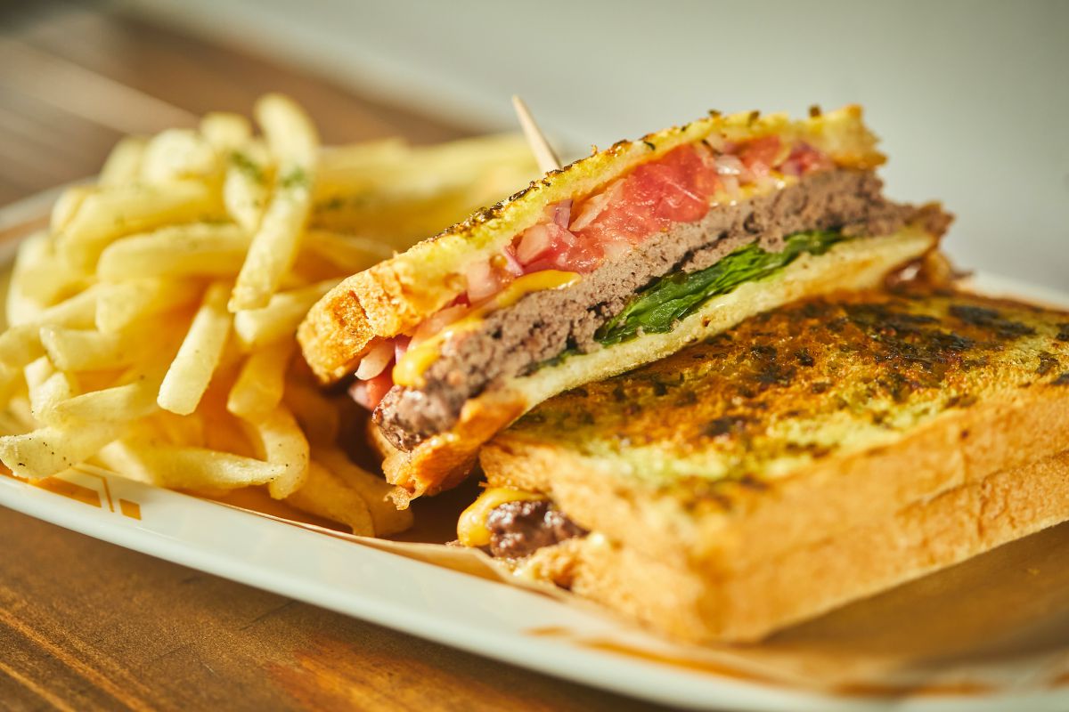 パセリバターのチーズバーガーサンド1100円