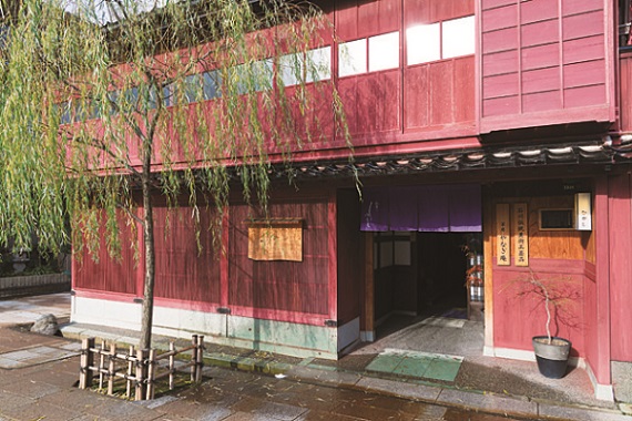 約200年前のひがし茶屋街創建時からある元お茶屋の建物