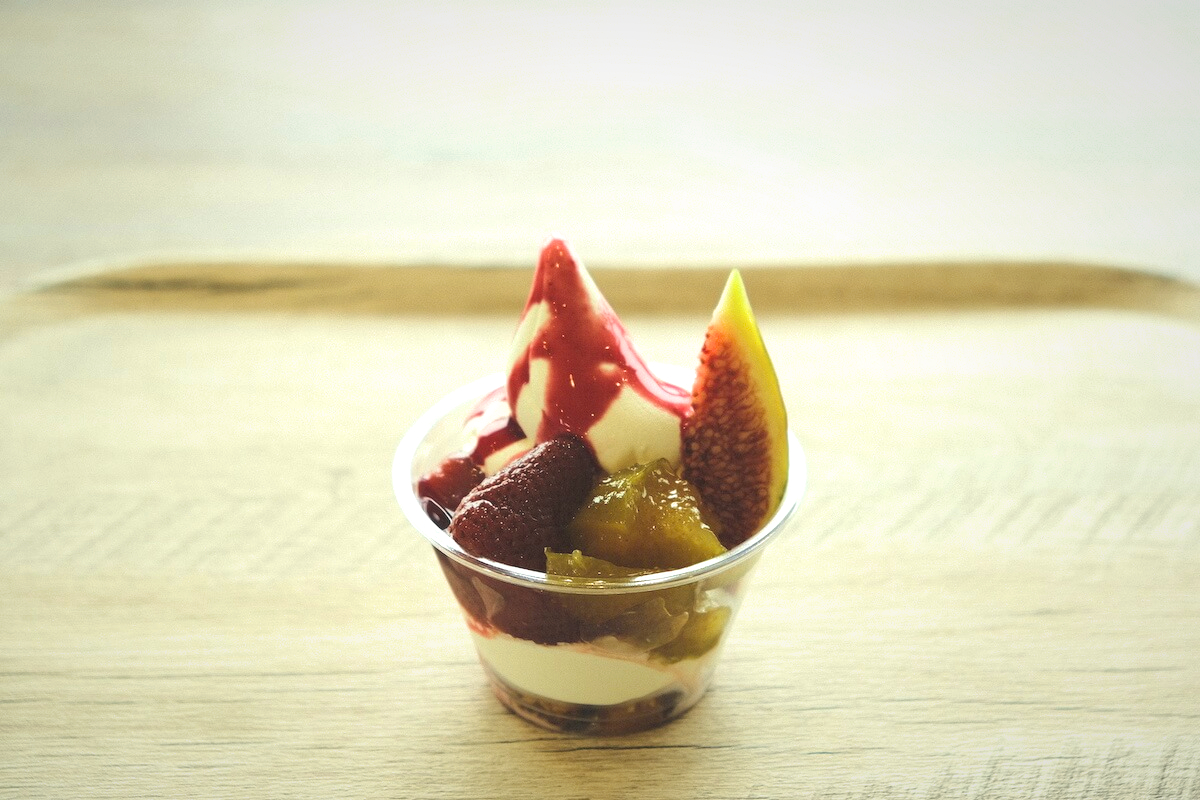 フルーツソフトクリーム　ダブルソース600円