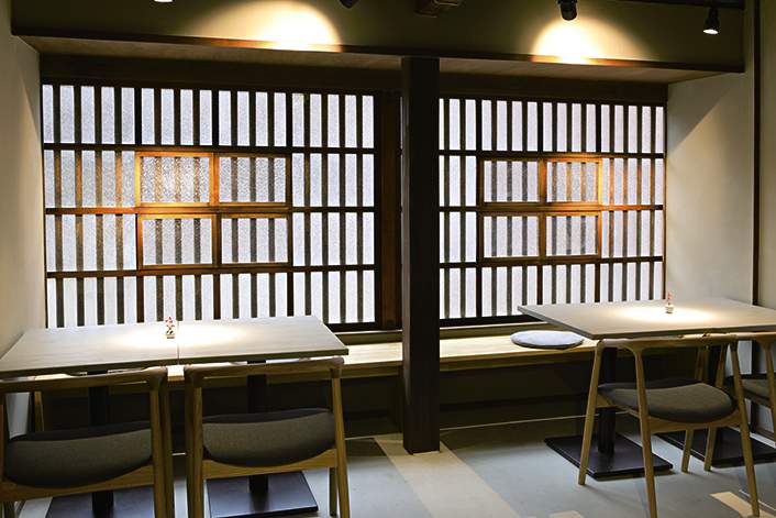 和栗白露の内観