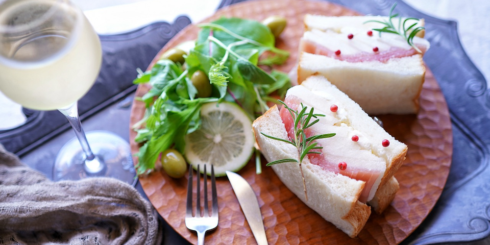 梨と生ハムのサンドイッチで簡単アペリティフ【kyoko_plusのレシピ＆テーブルコーデvol.36】