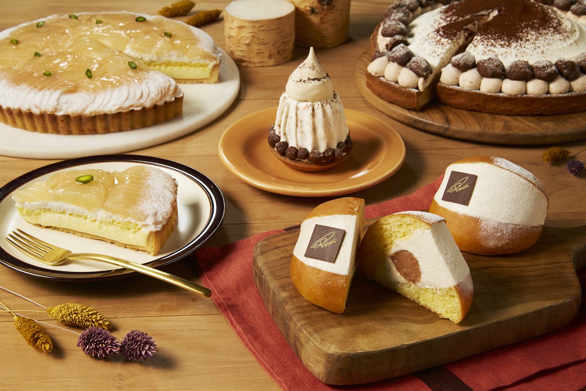 写真右より「マリトッツォ マローネ」453円(持ち帰り)/462円(店内利用)、「モンテビアンコ」842円(持ち帰り)/858円(店内利用)、「クロスタータ ペーラ」777円(持ち帰り)/792円(店内利用)