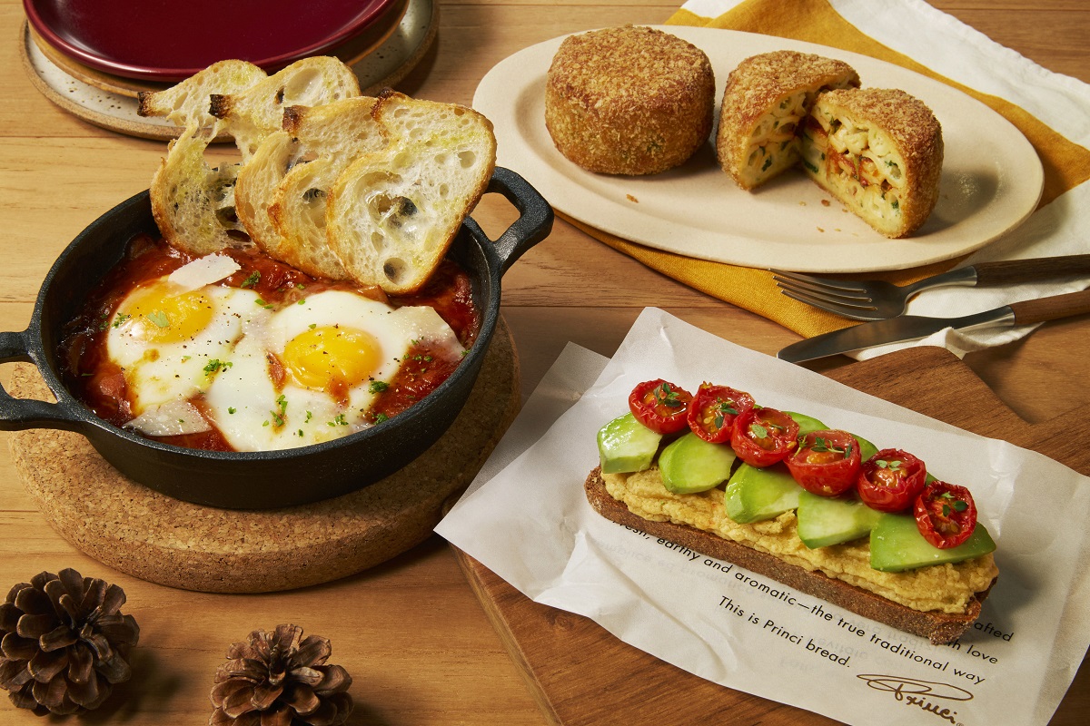 写真右より「セーガレ フムス&アボカド」604円(持ち帰り)/616円(店内利用)、「フリッタティーナ グランキオ」777円(持ち帰り)/792円(店内利用)、「ベイクドエッグ ポルチーニ&フンギ」1056円(店内利用のみ)