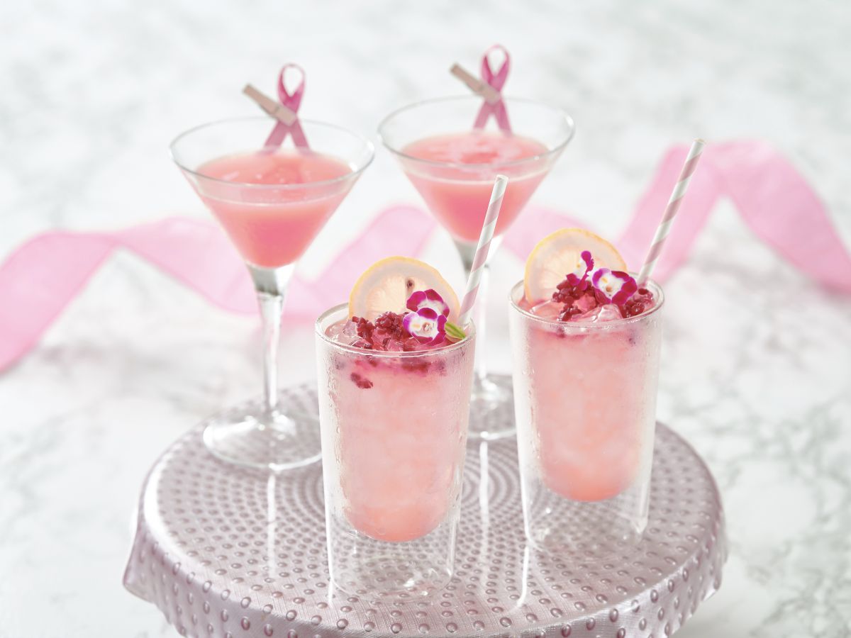 左より メアリーピックフォード 1,100円※酒類提供自粛の要請がある場合にはノンアルコールに変更 ダイヤモンドリリー 880円