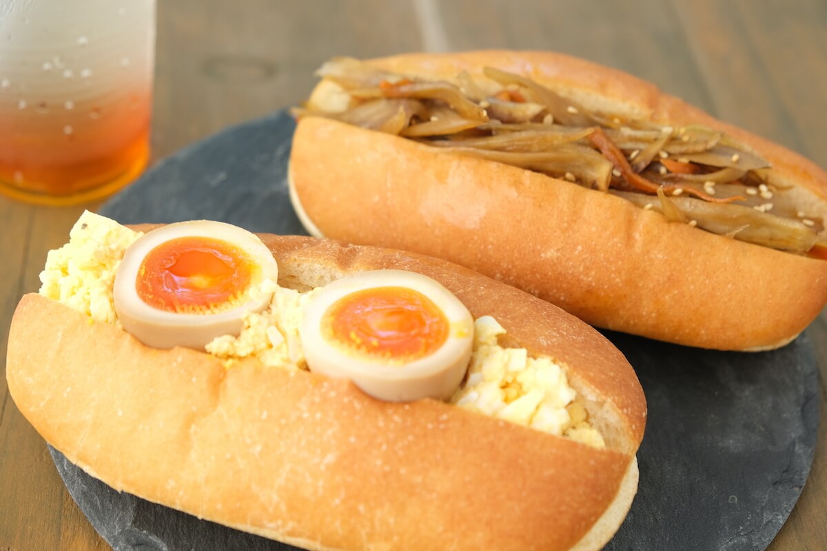 人気の2品をチョイス（手前）たまごたっぷりサンド287円（奥）キンピラゴボウ341円