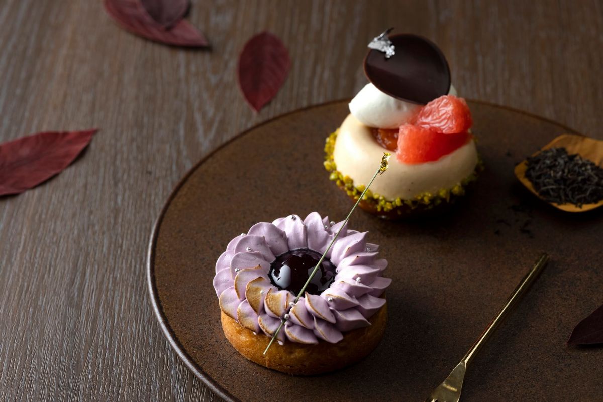 手前から「タルト オ カシス」と「ムース オ アールグレイ」500円～