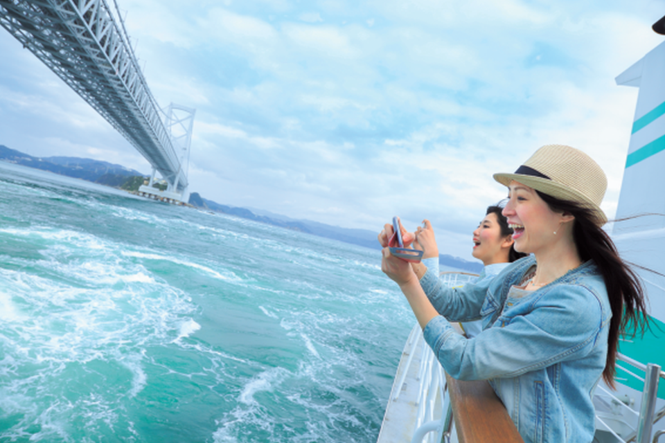 鳴門周辺では3種類の観潮船が運航