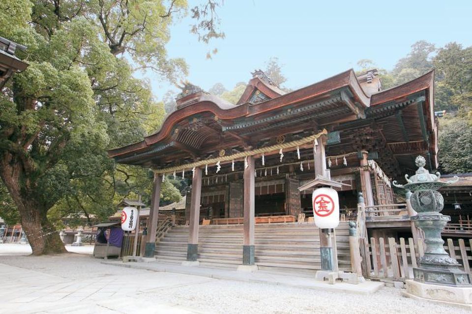 御本宮には年間約400万にんもの参拝者が訪れるという