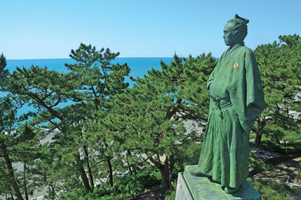 はるかアメリカを見つめているとも言われる坂本龍馬像