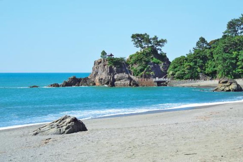 白波が打ち寄せる海岸を散策しよう