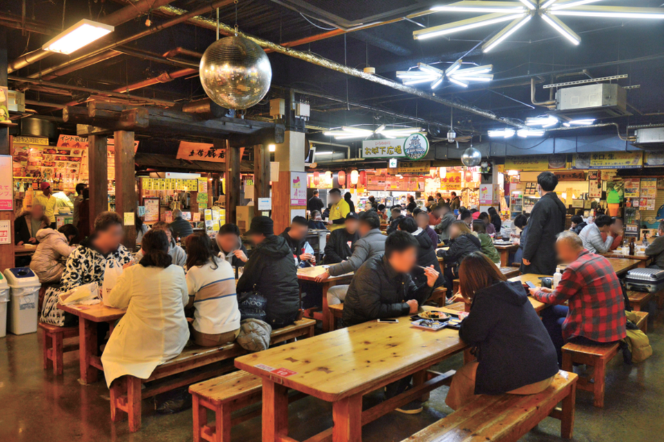 屋台の料理を購入後、共有スペースの席に持ち寄って楽しむ