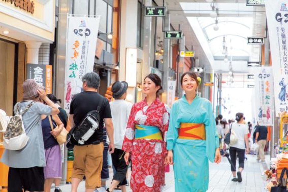 道後温泉駅から本館まで続く商店街・道後ハイカラ通り