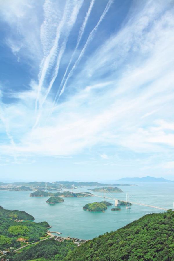 しまなみ海道は瀬戸内に浮かぶ島を橋でつないでおり、その全長は約60kmに及ぶ