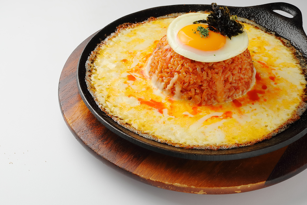 「チーズキムチチャーハン」1000円（ランチタイム11～15時はキムチ・スープ付き）