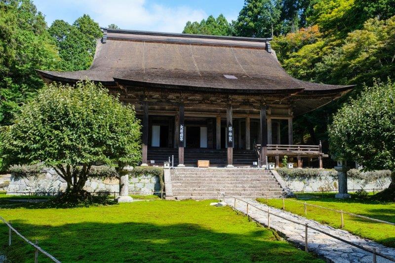 江戸中期再建の本堂。山号の魚山は中国声明発祥の魚山から