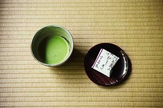 額縁庭園を見ながらお菓子とお茶がいただける