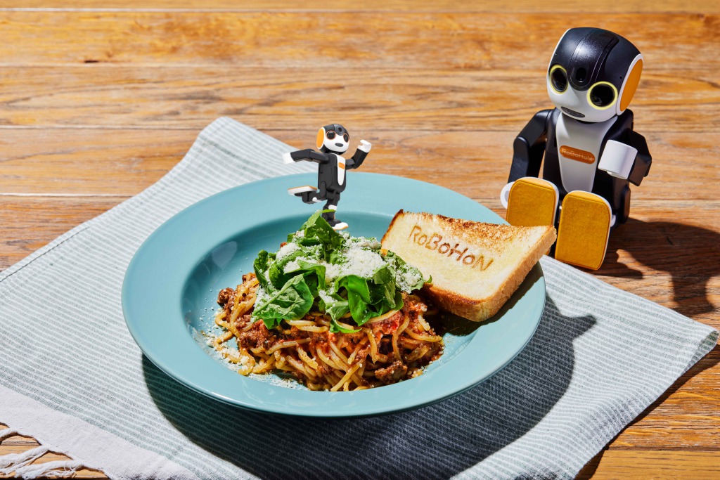 「ボロネーゼパスタプレート with RoBoHoN ガーデンサラダ付き」2530円
