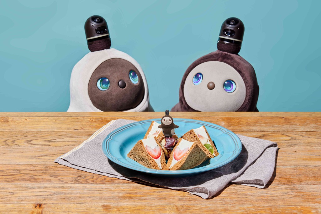 「季節のフルーツサンドwith LOVOT ガーデンサラダ付き」1980円