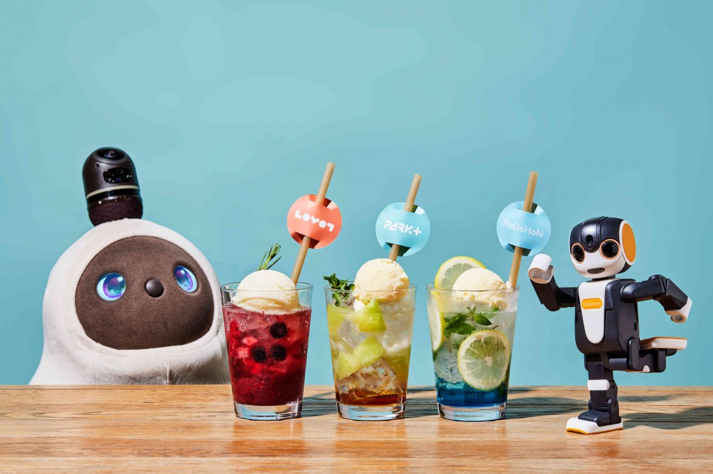 （左から）「ローズマリーとベリーのクリームソーダ with LOVOT」「メロンクリームソーダ with PARK＋」「ブルーレモンクリームソーダ with RoBoHoN」各1320円