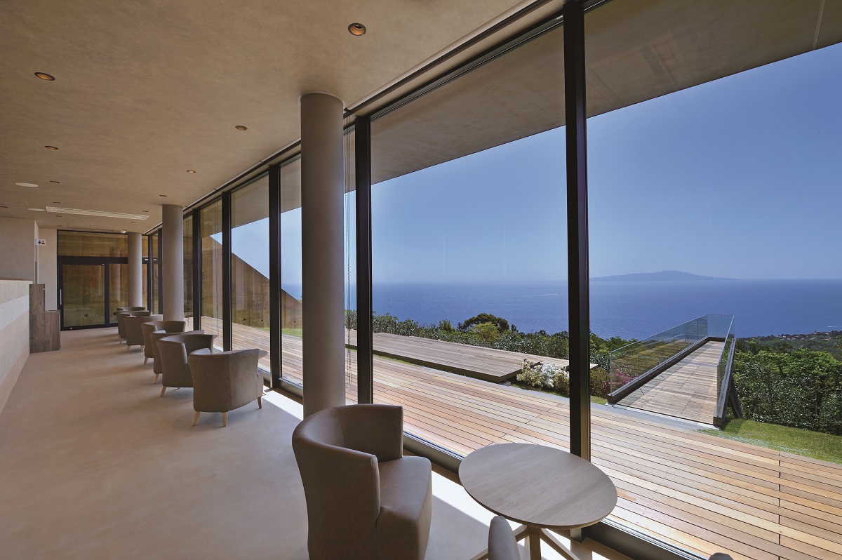 テーブル席とカウンター席があり、店内からも大海原を見渡せ、ゆったり過ごせます