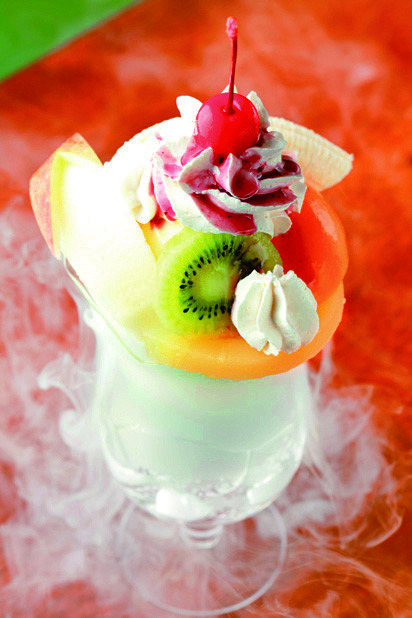 湯の街をイメージした煙がユニークな“煙の出る”パフェ850円～は、フルーツと生クリームがたっぷり