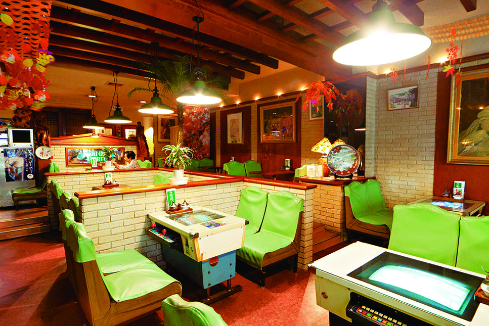 インベーダーゲーム付きのテーブルは今も現役