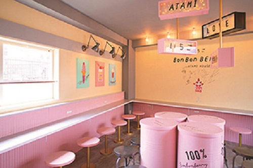 イチゴをイメージした店内にはフォトスポットがたくさん！