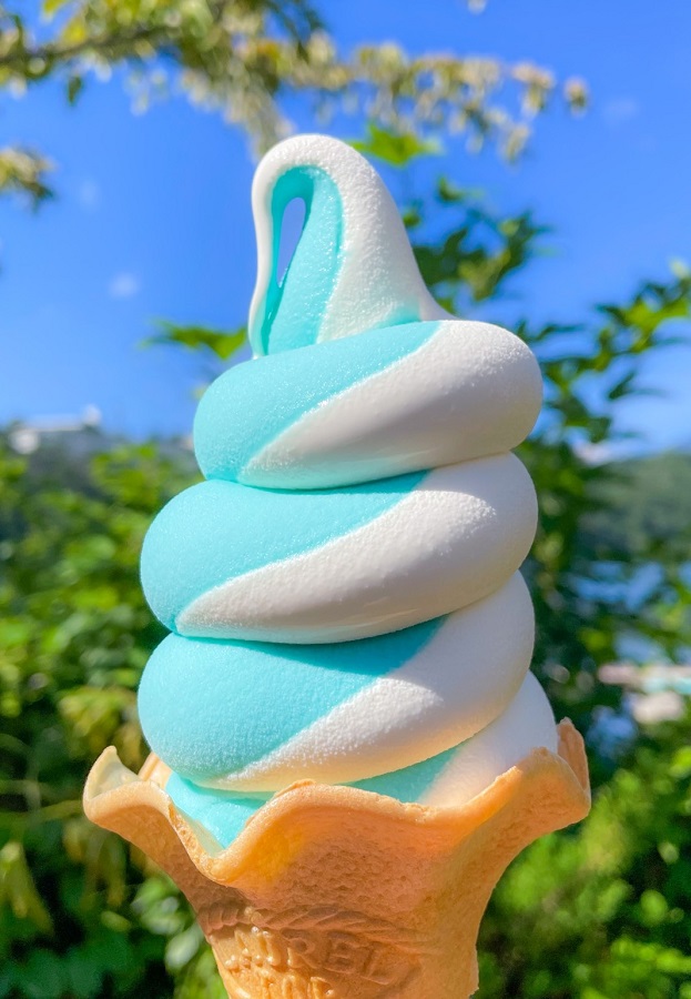 人気の一碧湖ソフト（ミックス）480 円は、塩バニラ味とミルク味のミックス