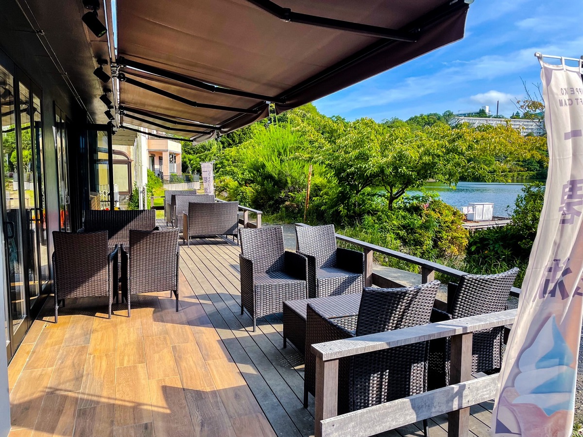 テラスやカウンター席から湖畔の絶景を楽しめ、散策途中の休憩にぴったりのロケーション