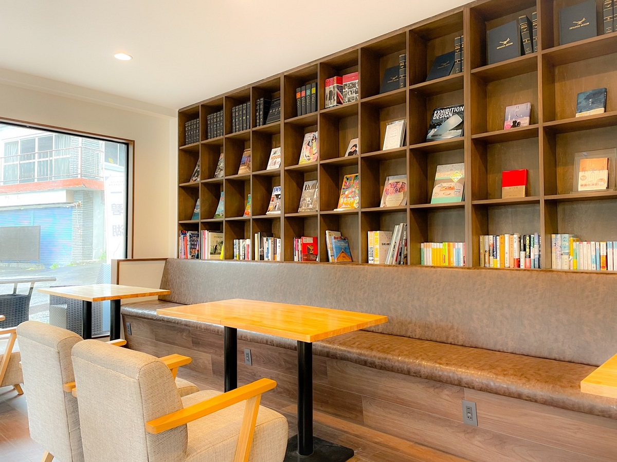 店内にはフリーWi-Fiやコンセントが設置されています