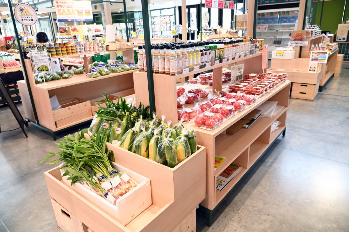 旬の野菜だけでなく、サラダにぴったりのドレッシングなども並ぶ