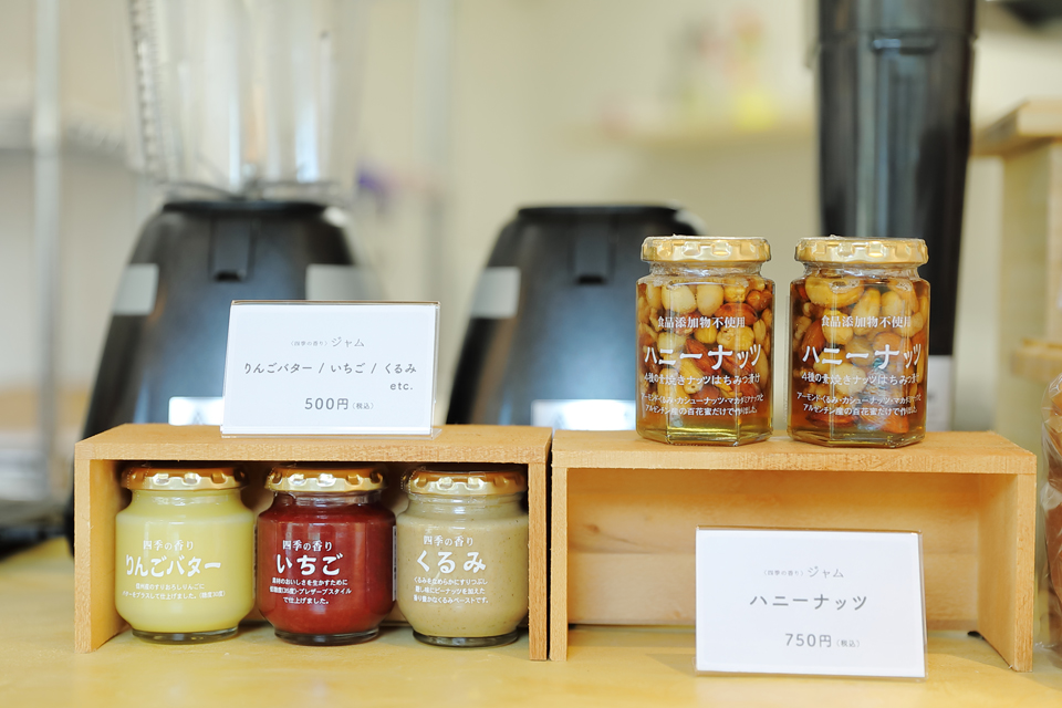 「四季の香りジャム」　左からりんごバター、いちご、くるみ各500円、ハニーナッツ750円