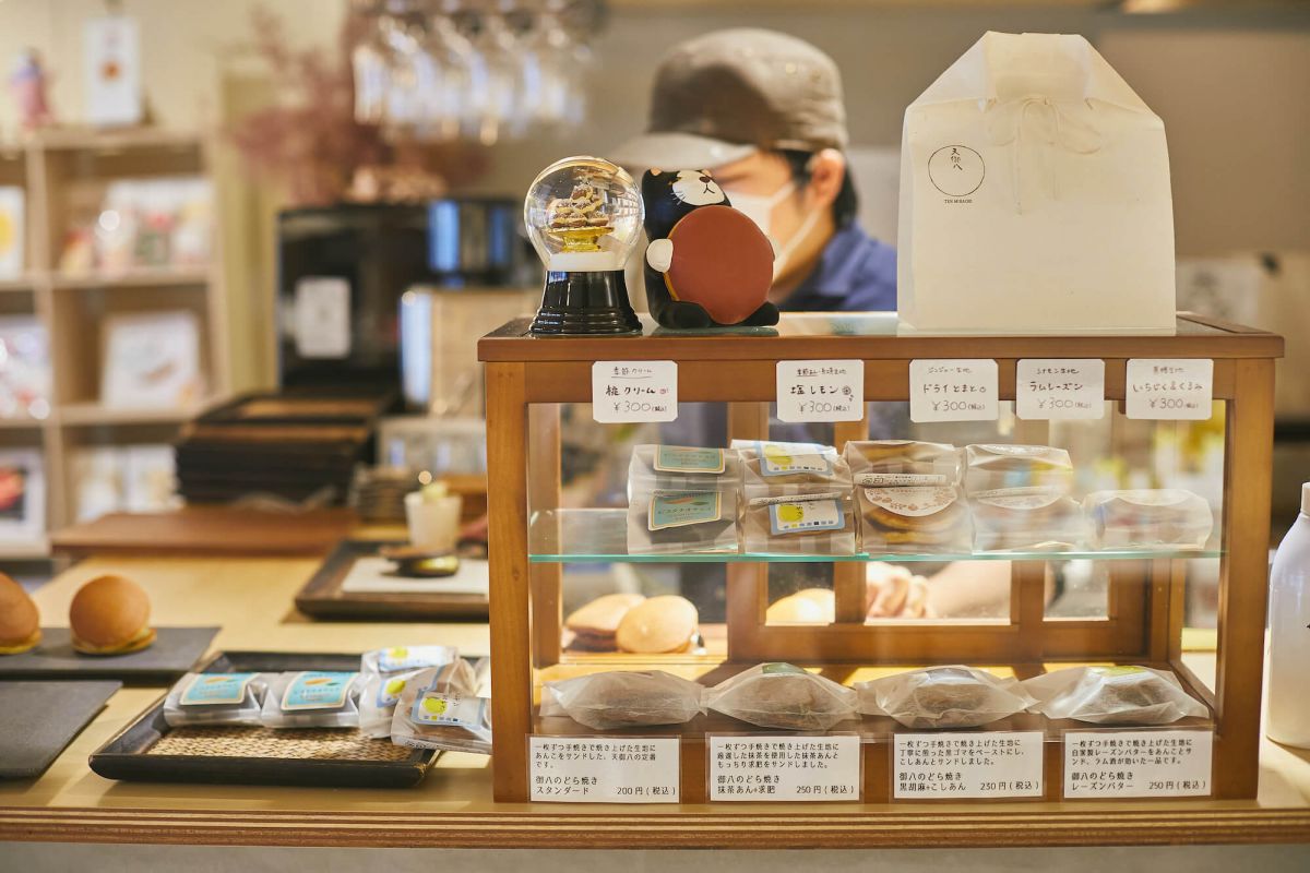 「桃クリーム」「塩レモン」「ドライとまと」「ラムレーズン」「いちじく＆くるみ」各300円御八のどら焼き「スタンダード」200円「抹茶あん＋求肥」250円「黒胡麻＋こしあん」230円「レーズンバター」250円