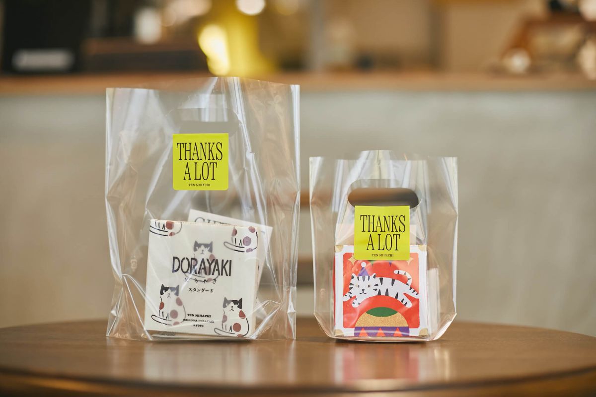 左）見せるギフトバッグ22円 どらやきスタンダード200円 紙箱165円 右）見せるギフトバッグ11円 どらやきラムレーズン300円 紙箱165円