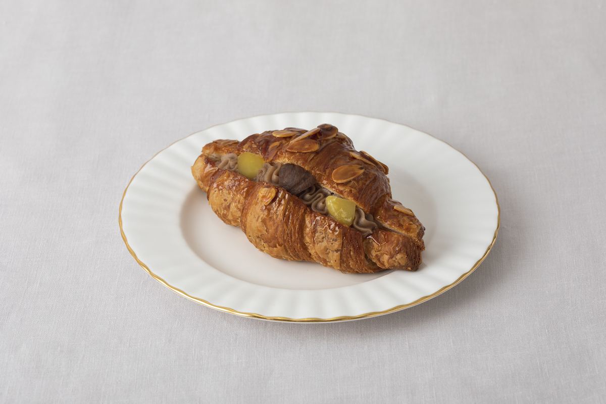 「マロンキャラメルクロワッサン」(イートイン 396円・テイクアウト 388円) 店舗名:Curly’s Croissant TOKYO BAKE STAND<グランスタ東京/B1改札内>