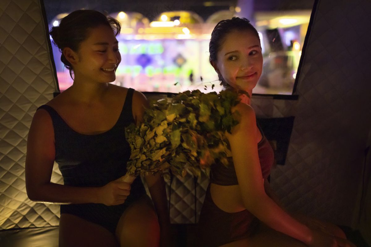 テントサウナのなかでロウリュウを！