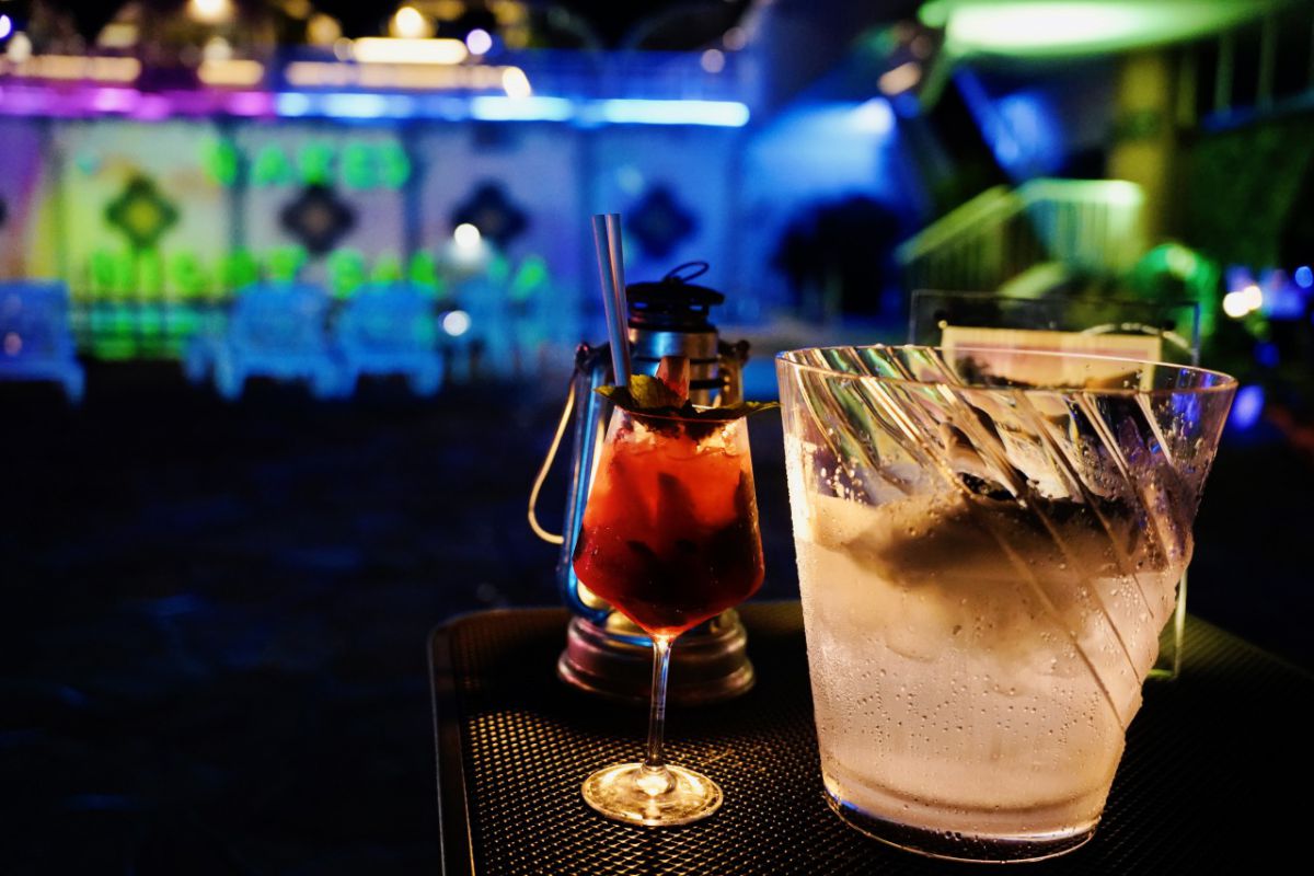 「ピンクグレープフルーツスプリッツ」。一般席はソフトドリンク一人2杯まで無料。3杯目以降は1500円（税・サービス料込）