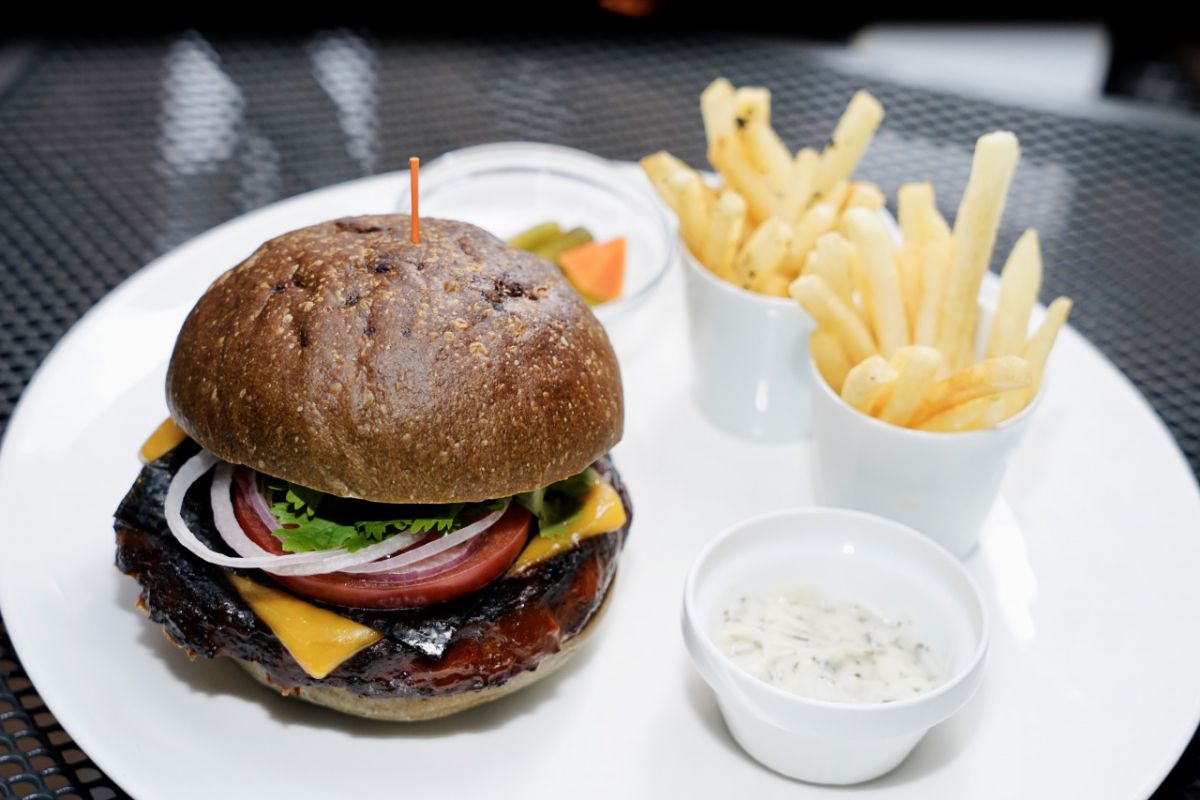 「サ飯」はすべて入場料とは別料金で、要事前予約。写真は「SATSUKI新東京バーガー（大豆ミートパティ）」4300円（税・サービス料込）