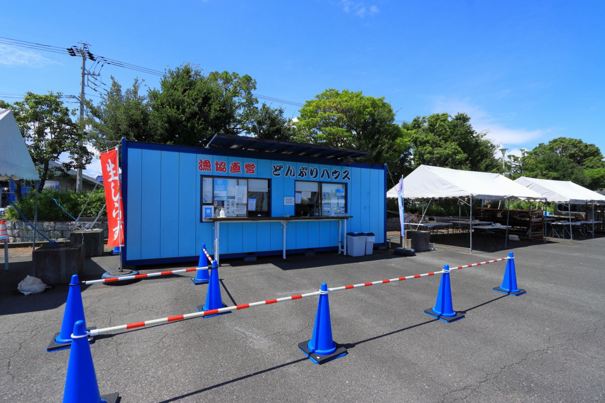 漁港内にあるどんぶりハウス