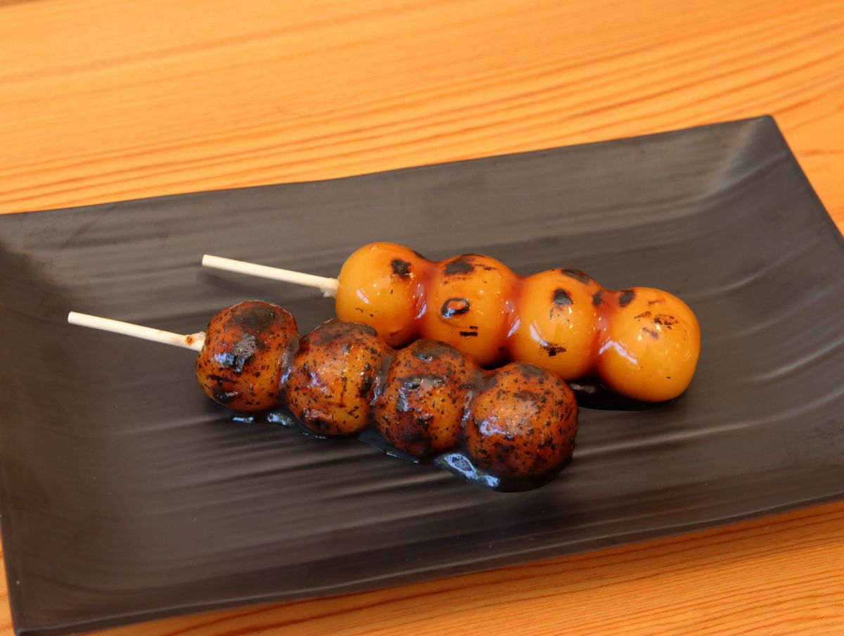 ごま団子110円（手前）、みたらし団子110円（奥）