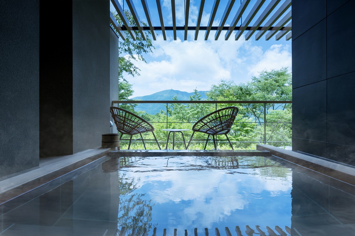 テラスから箱根の山並みを一望する本館の客室露天風呂