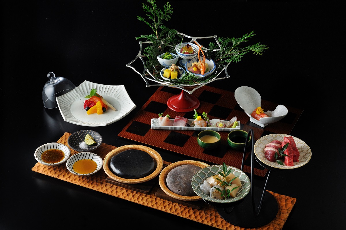 約200度に 熱した石で肉や魚介を焼く「山海石焼」が名物