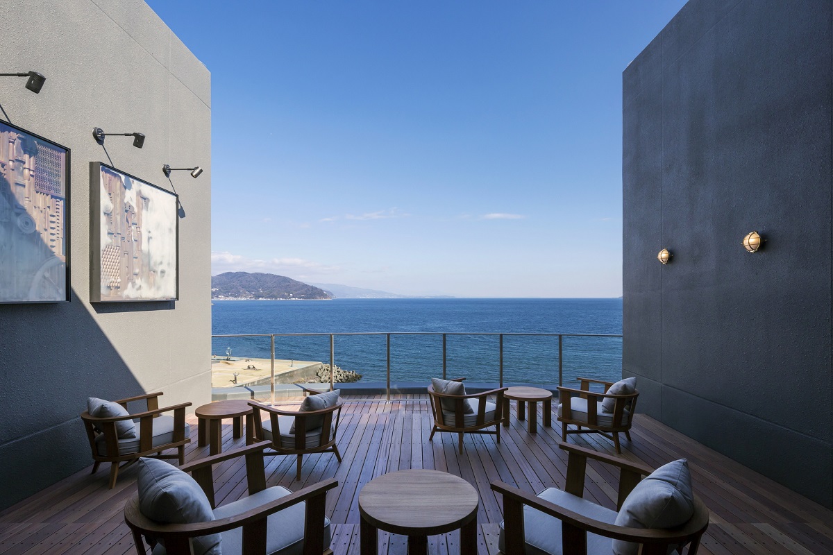 湯上がり処から続くサンブエナデッキ。晴れていれば初島を一望できます